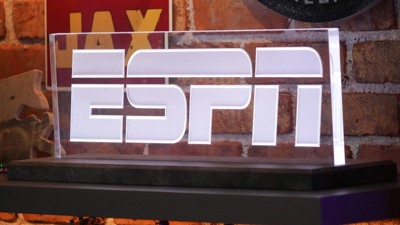 Karl Ravech, Tom Pelissero among ESPN layoffs in latest round of cuts: Sources - The Athletic - The New York Times