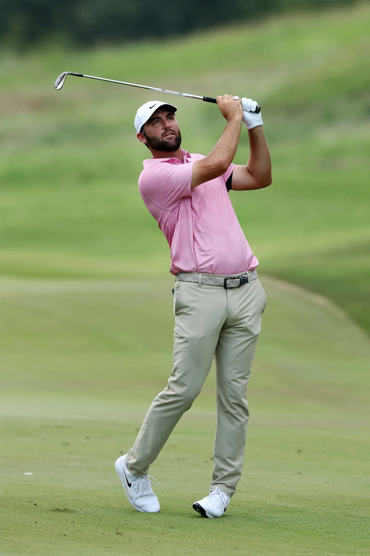 Scottie Scheffler (61) ties course record, takes 3-shot lead in Memphis